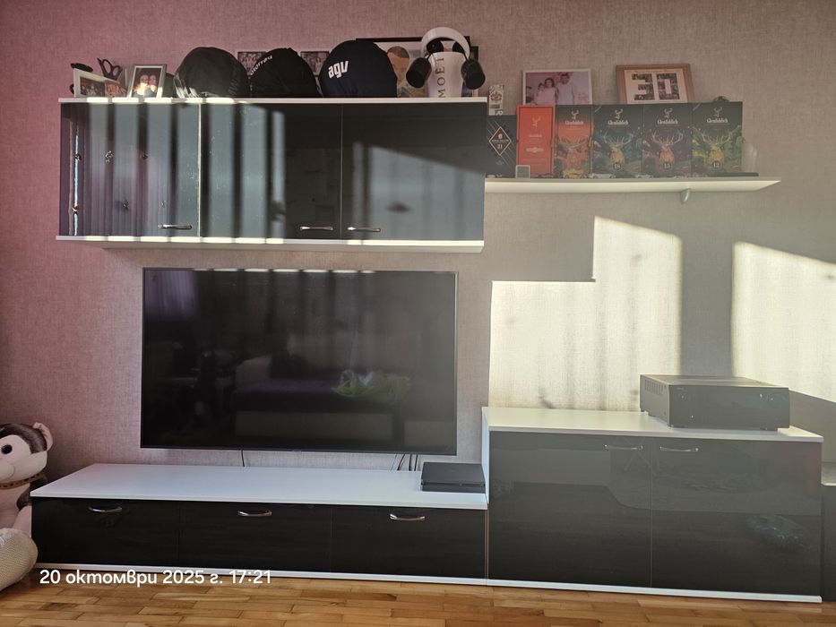 Секция бяло ПДЧ с врати МДФ черен гланц