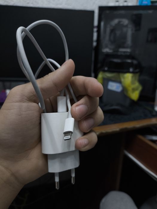 Оригинал зарядка на айфон лайтинг работает отдам за 7к срочно