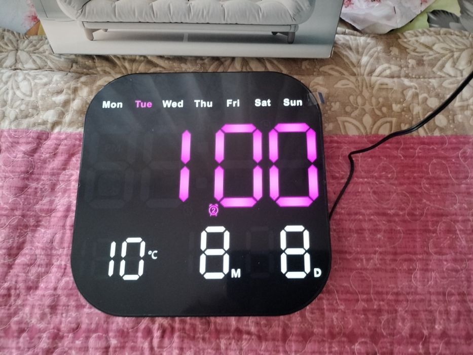 Ceas de perete care este foarte modern culoare mov plăcut care se poat