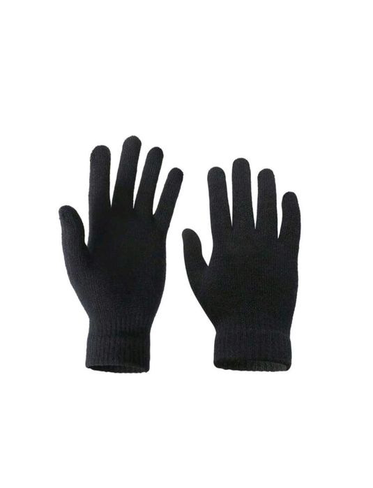 Чисто нов зимен комплект от шапка, шал и ръкавици в черен цвят ! ! !