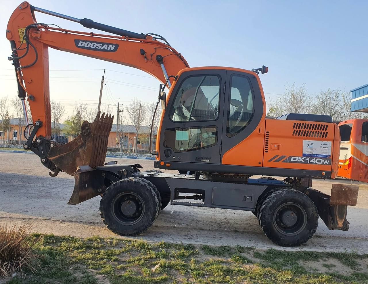Колёсный экскаватор 
DOOSAN 2019 йил 
ковш- 0.6m3 
7800 моточас 

100