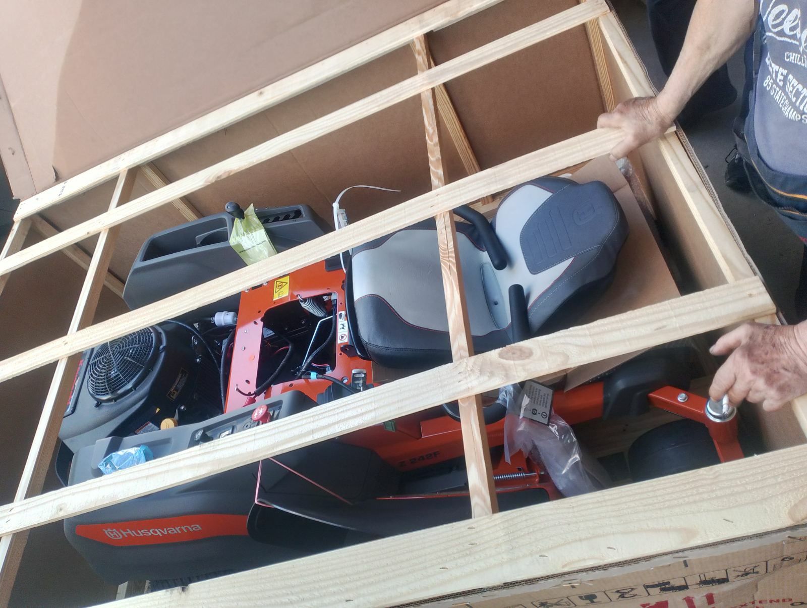 Продавам косачка Husqvarna Z242f НОВА