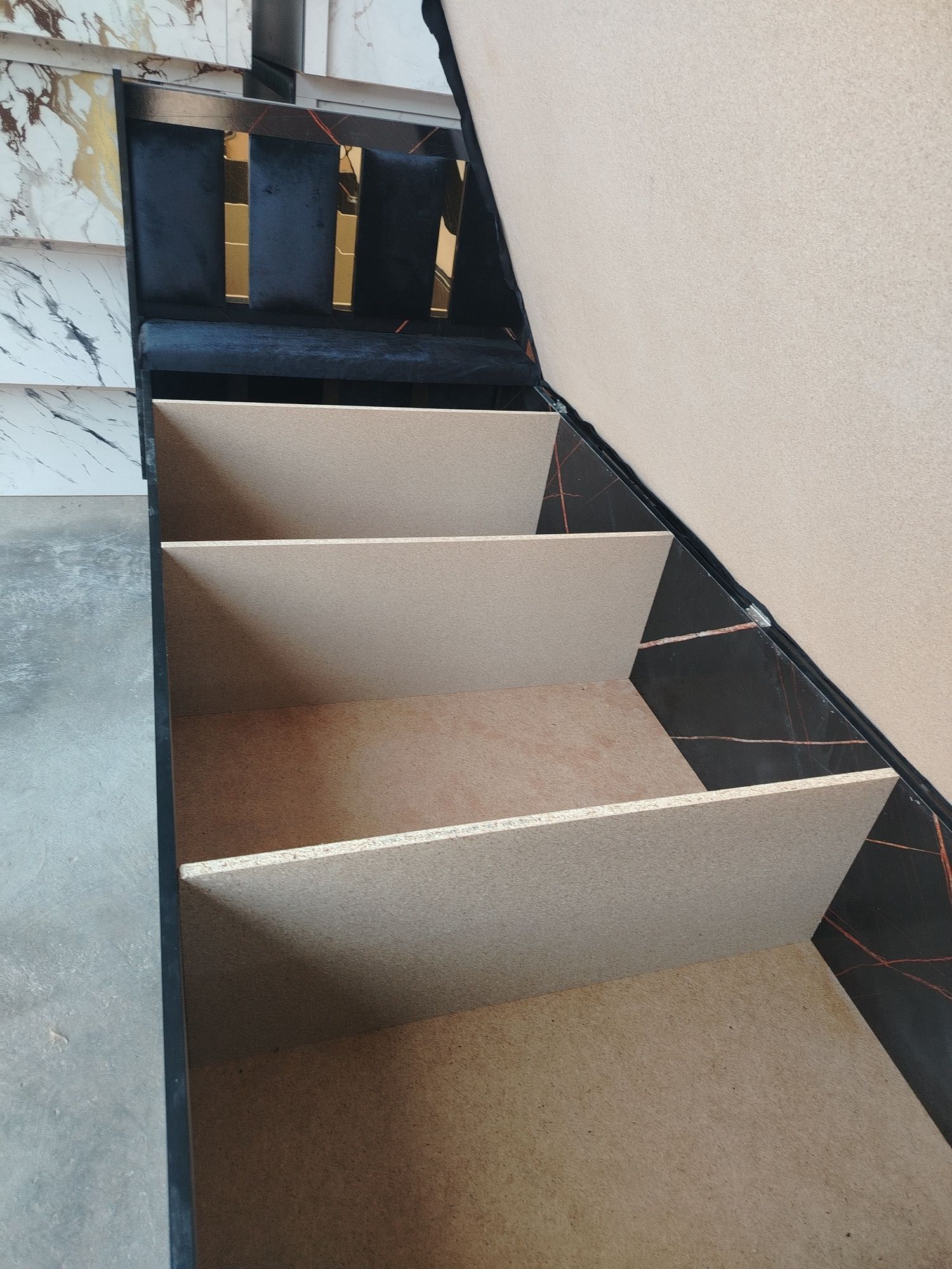 Bir kishilik divan razmeri 210x90sm tagi sandiqli tayyorlari bor