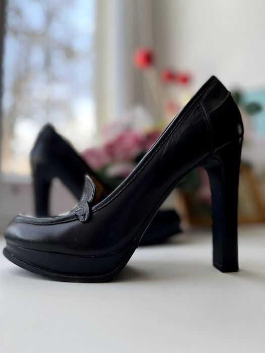 Черные кожанные туфли, практически новые.