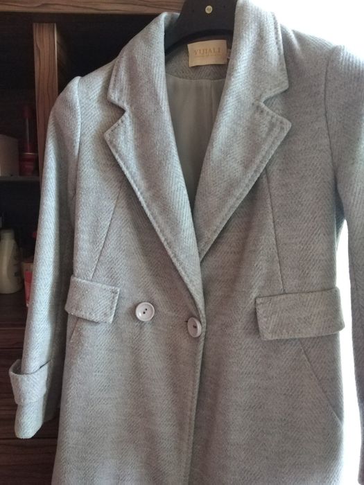 Тънко синьо палто.