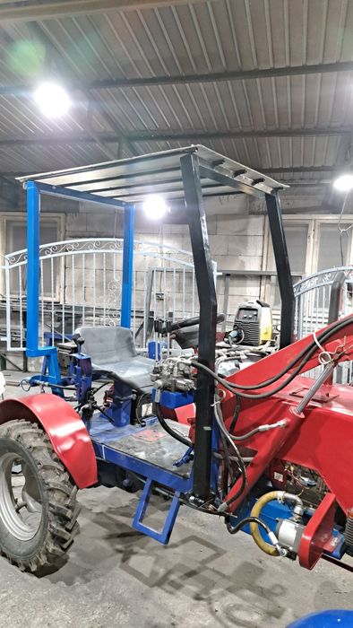 Tractoras 13 cp benzina 1 cilindru cu incarcator frontal