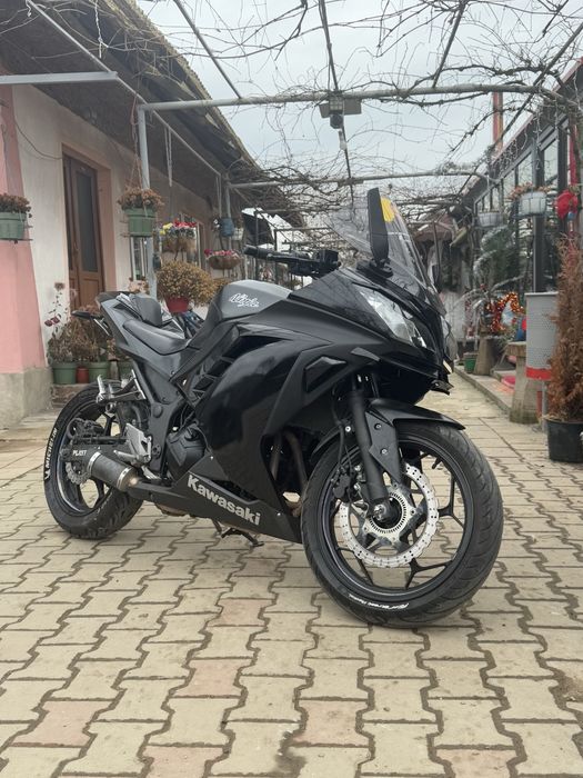 Kawasaki ninja 300 ABS.  Legal A2