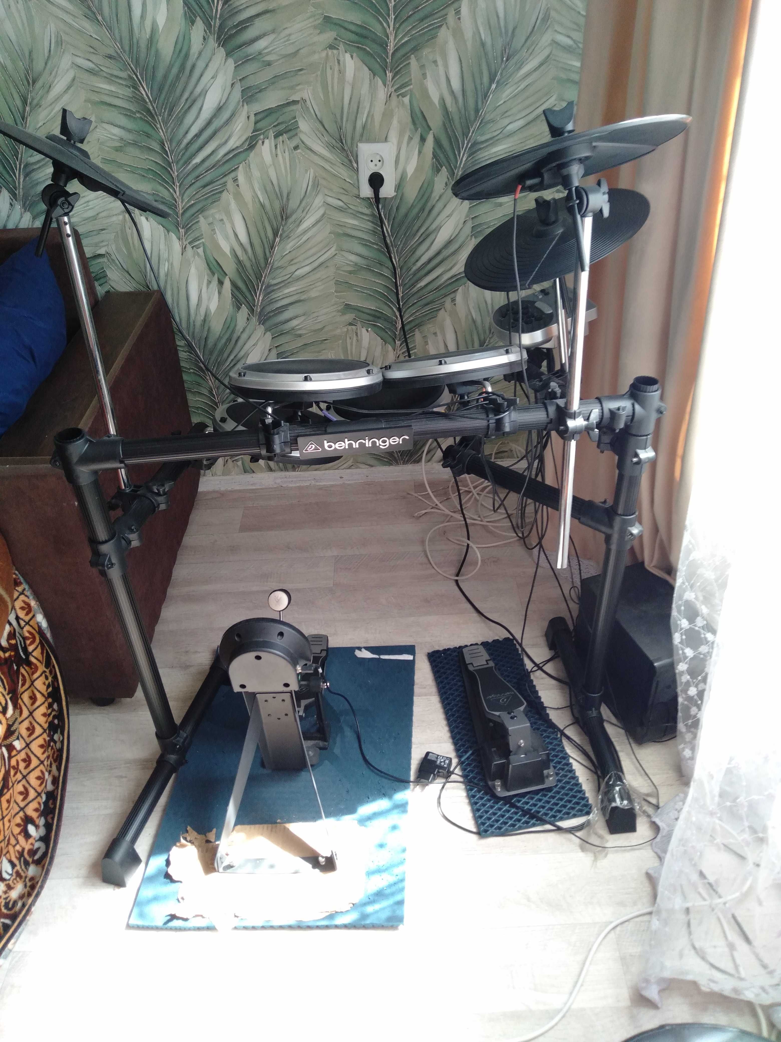 Электронная ударная установка Behringer.