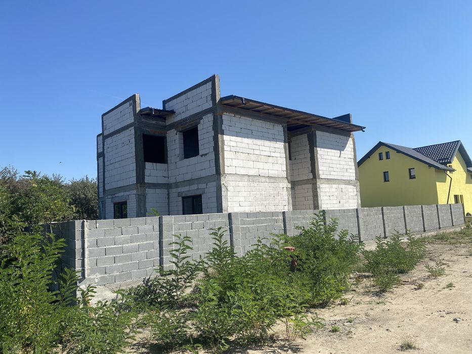 Vand casa la rosu, zona Smart Pub, Preajba