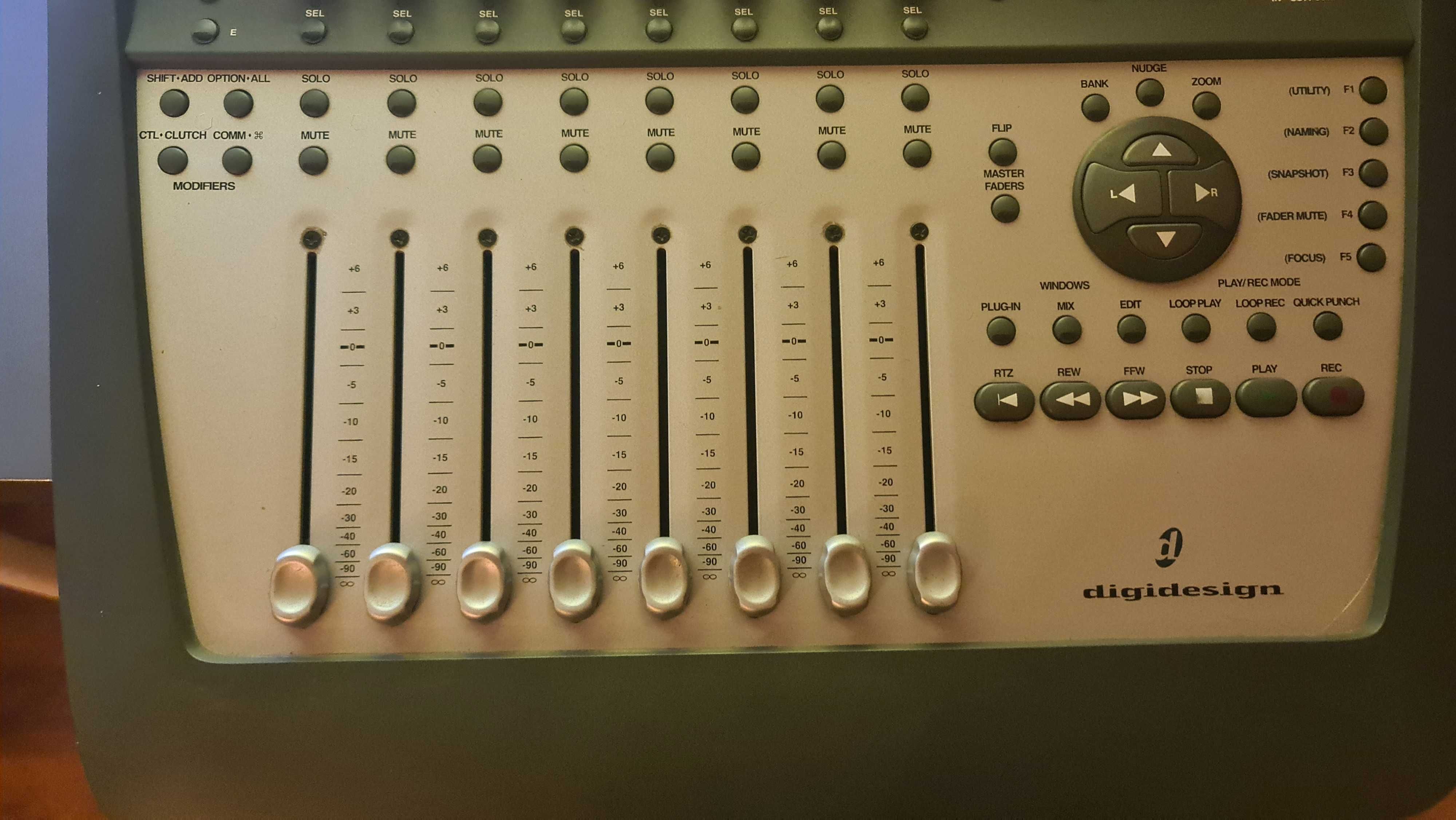 Mixer digital motorizat DAW controller 16 canale Digidesign 002