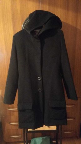 Продам черное новое пальто с капюшоном