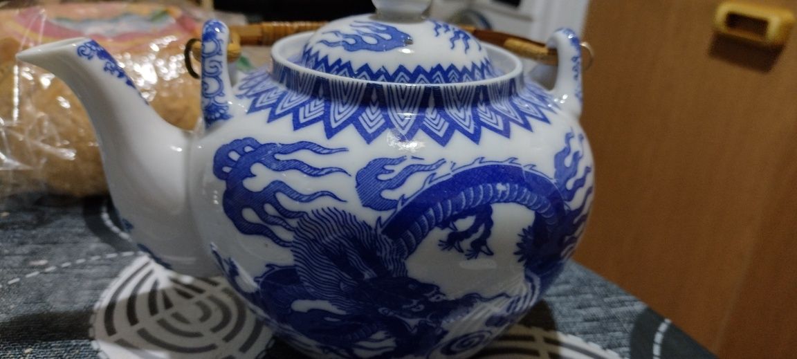 Японски порцелан сет,чайник,чаша с чинийка с печат