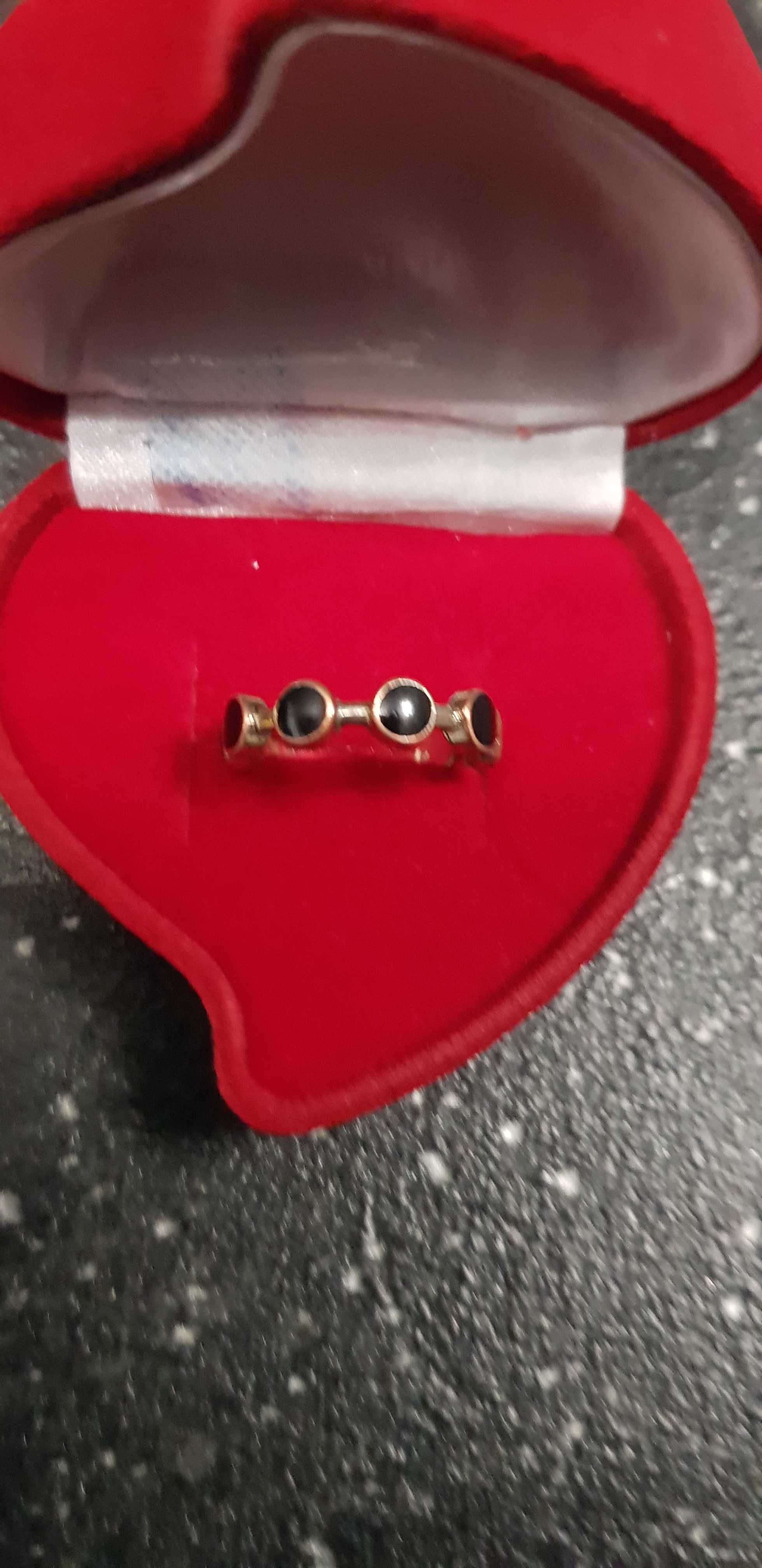 Продавам златист стоманен пръстен с естествени камъни