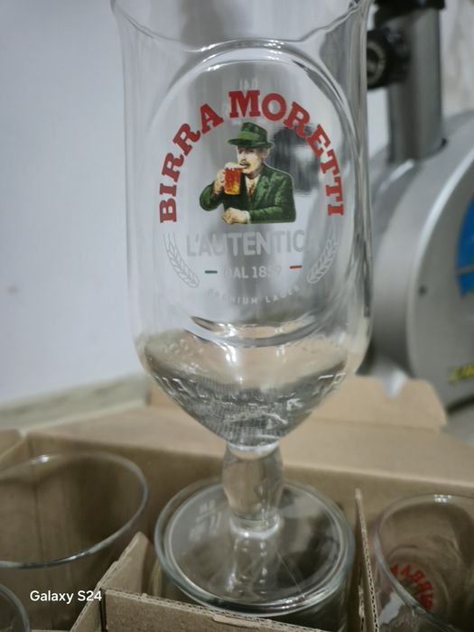 Pahare de birra moretti
