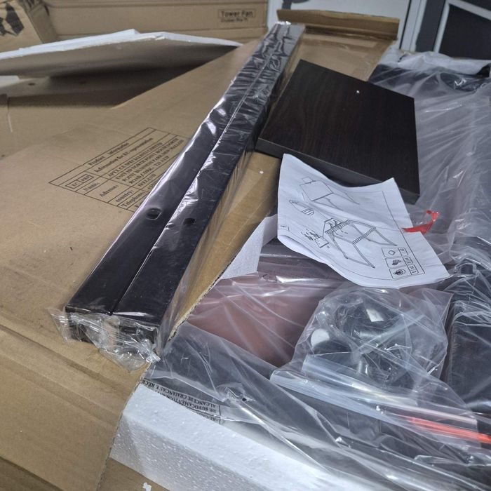 Офис бюро с допълнителна стойка в индустриален дизайн