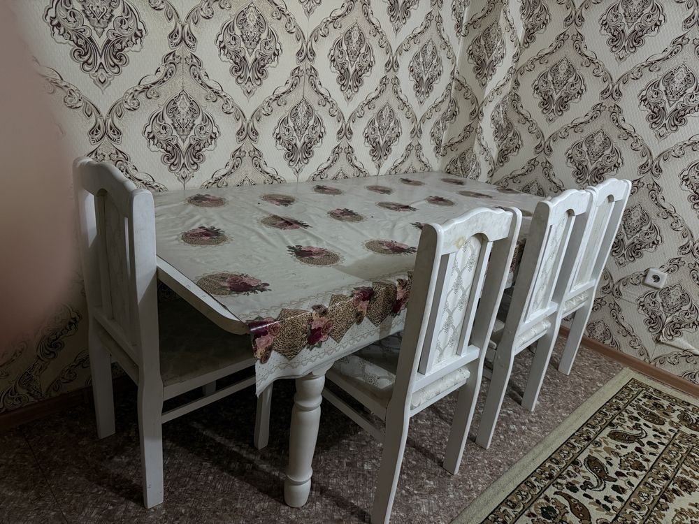 Стол и стулья в комплекте
