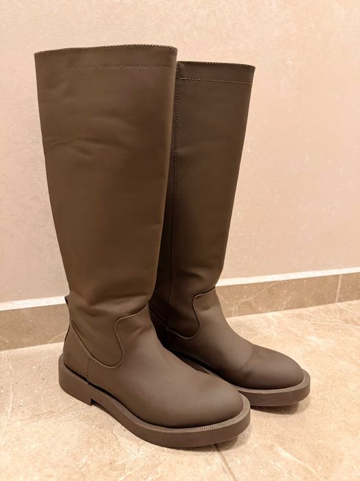 Зелени гумени ботуши на марката Зара