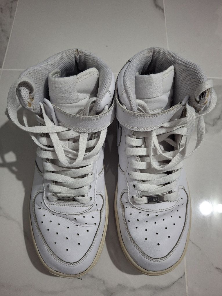 Adidasi nike 39 .