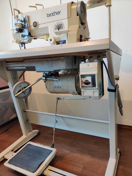 Masina de cusut doua ace escamotabile Brother LT2 B845-3 Mark2