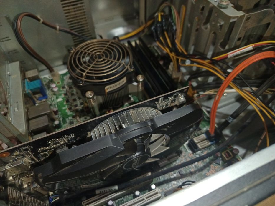 Vând PC de gaming/office+ mouse,tastatura,căști
