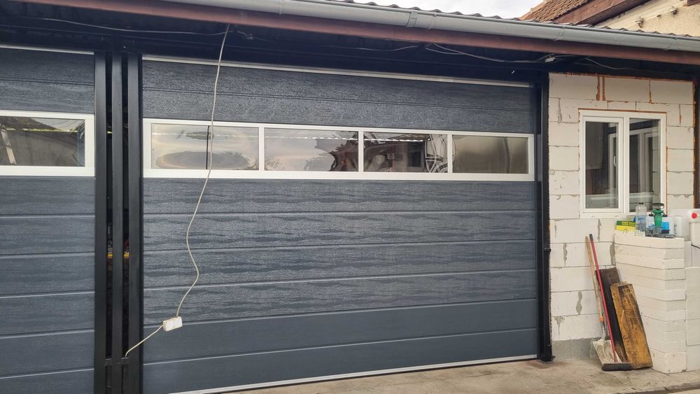 uși de garaj automata cu acces pietonala