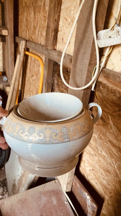 Посуда горшок и блюдца для горячего