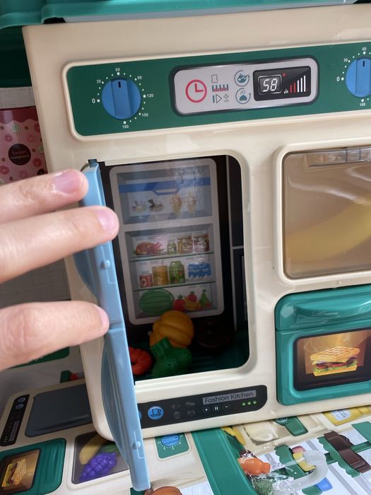 Кухня със светещи котлони, пара и мивка с течаща вода