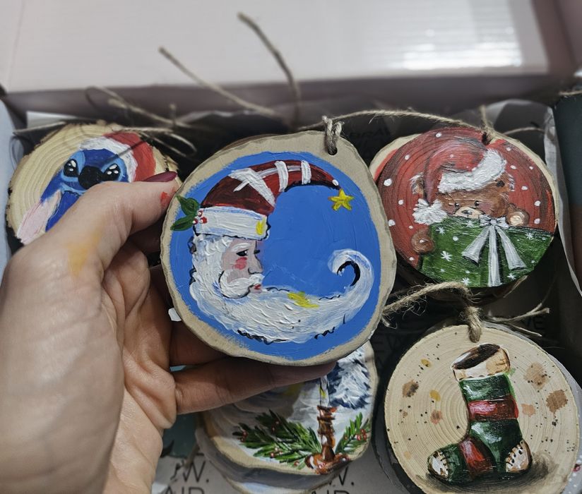 Коледни ръчно рисувани шайби