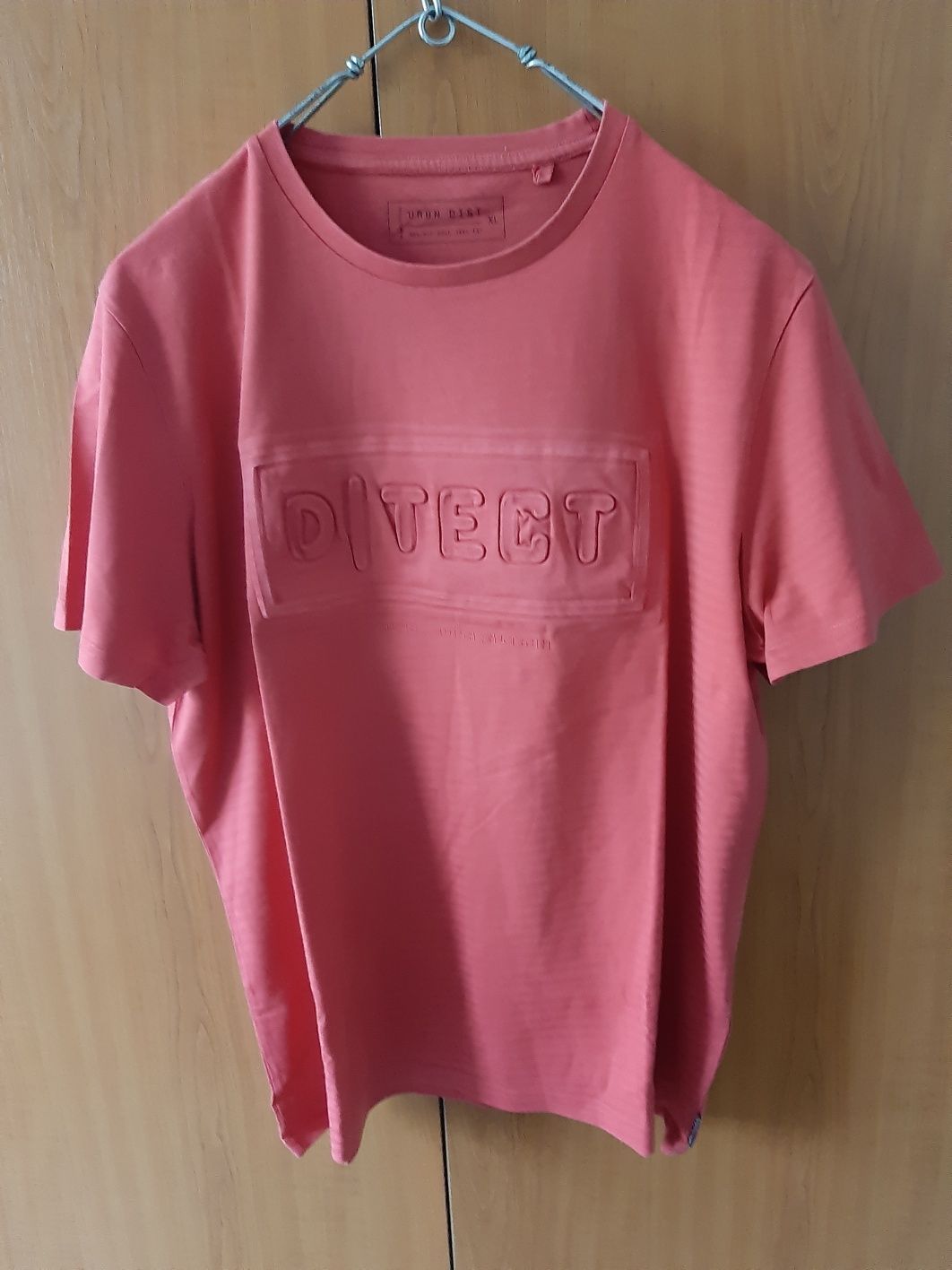 Tricou pe gat, bumbac, barbat, rosu, cu inscriptie pe piept. Marimea M