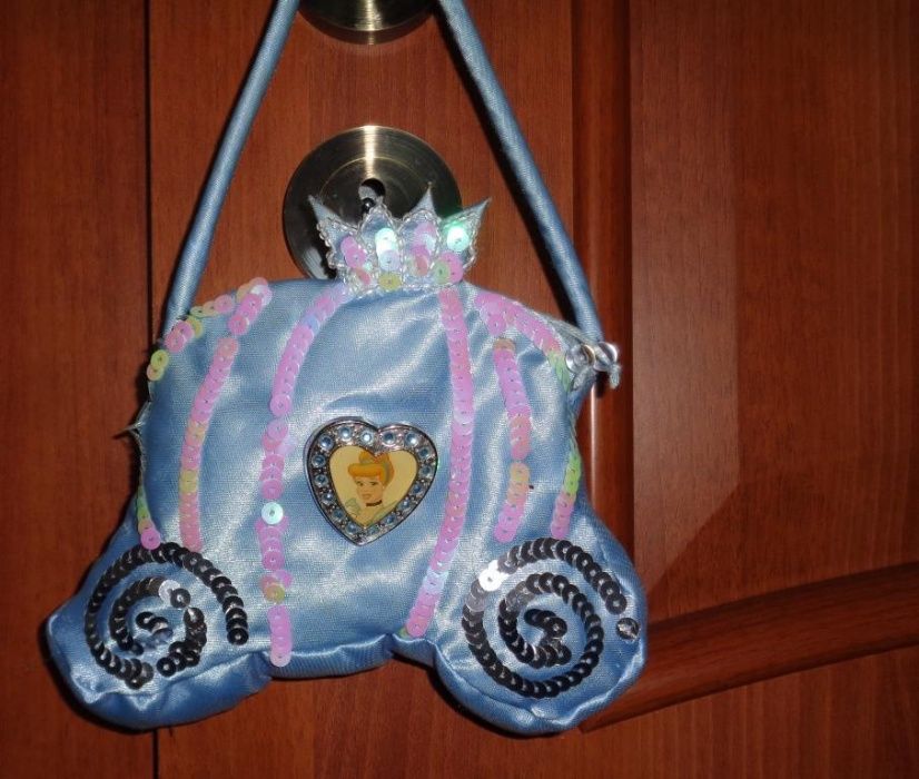 Gentuta fetite satin Disneyland