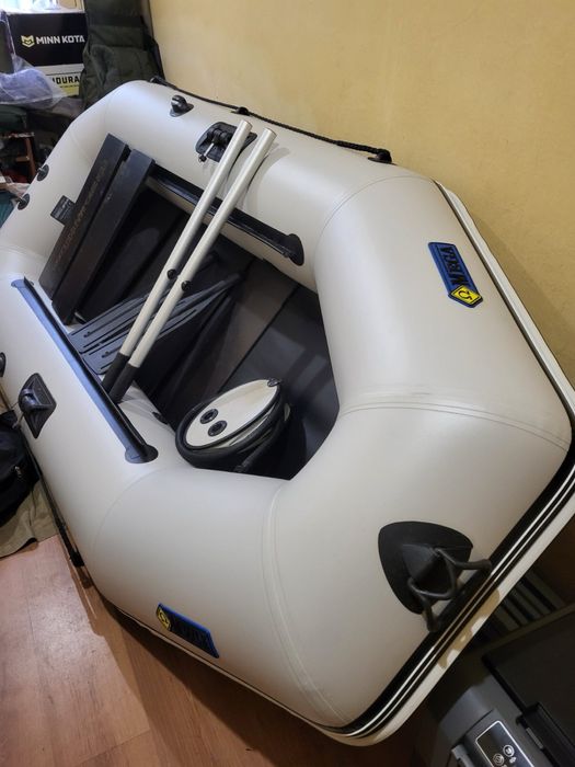 Лодка, двигател и нов акумулатор( тягов)