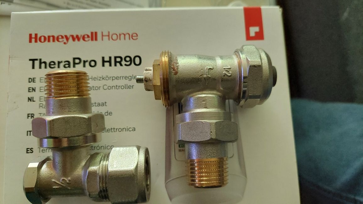 Програмируема термостатна глава Honeywell Тhera Pro HR90 + 2бр. вентил