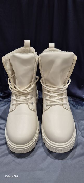 Vând ghete albe cu blanita