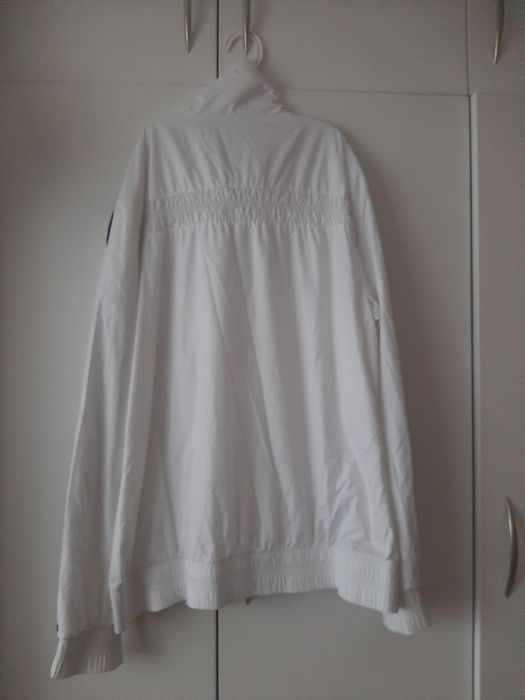 Бяла ветровка Adidas