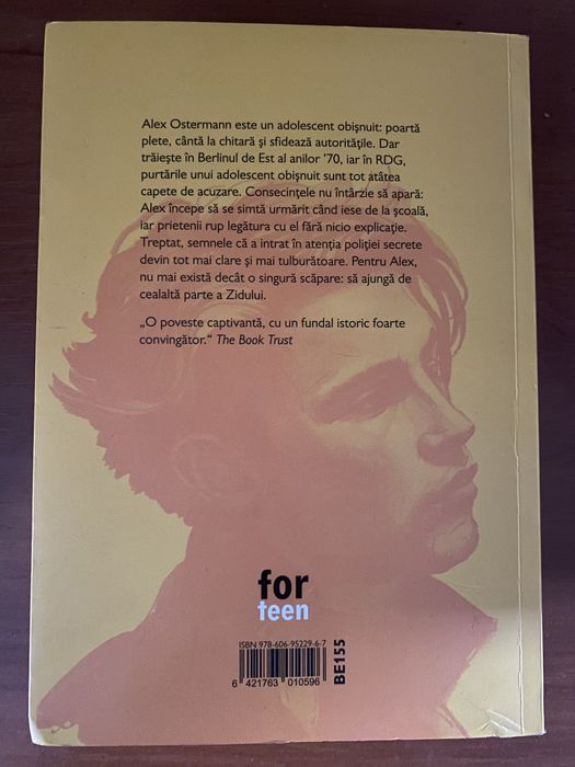 Vând carte bilingvă (română - engleză) “Sektion 20” de Paul Dowswell.