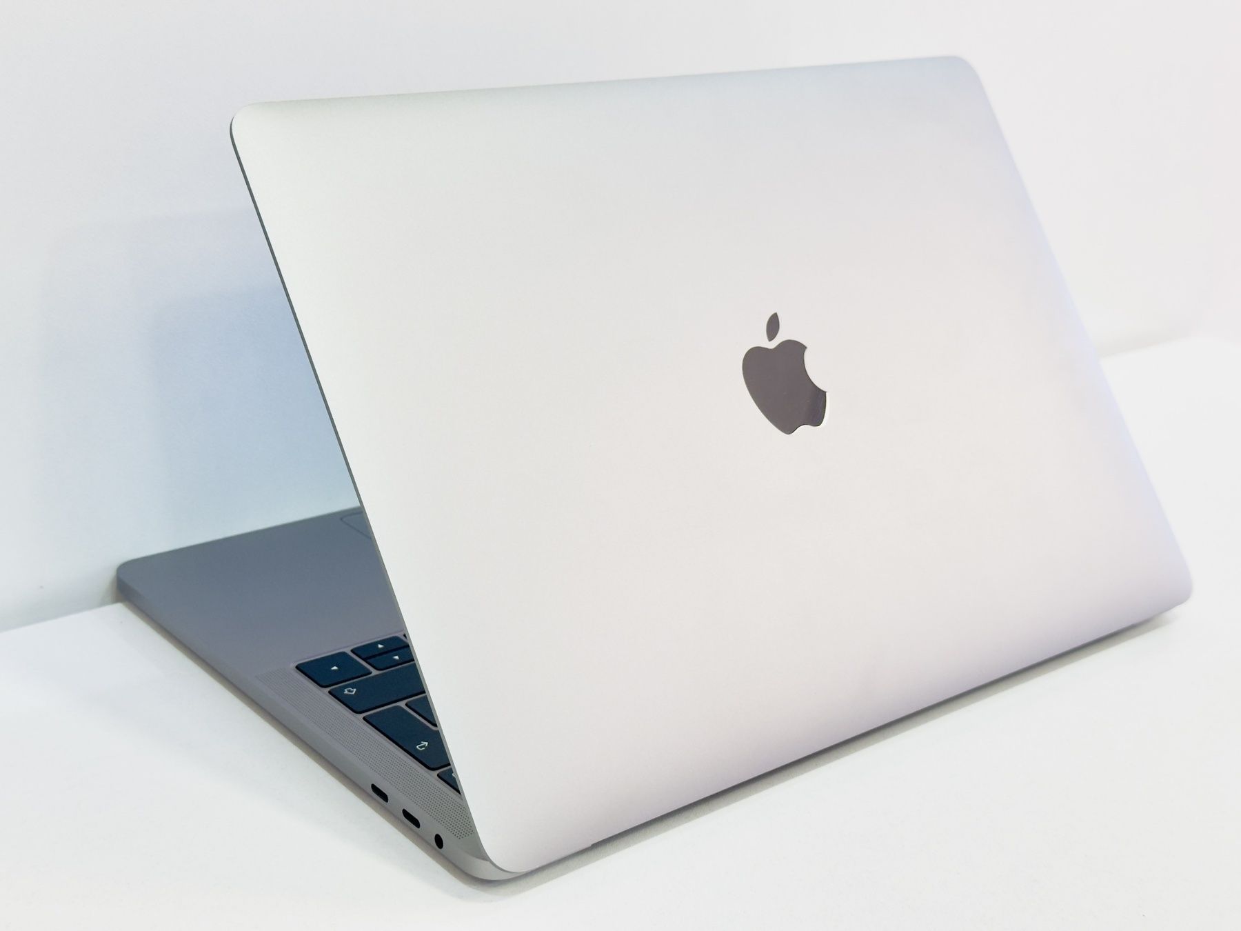 MacBook Pro M1 13-inch 512GB 8RAM Apple Laptop Гаранция