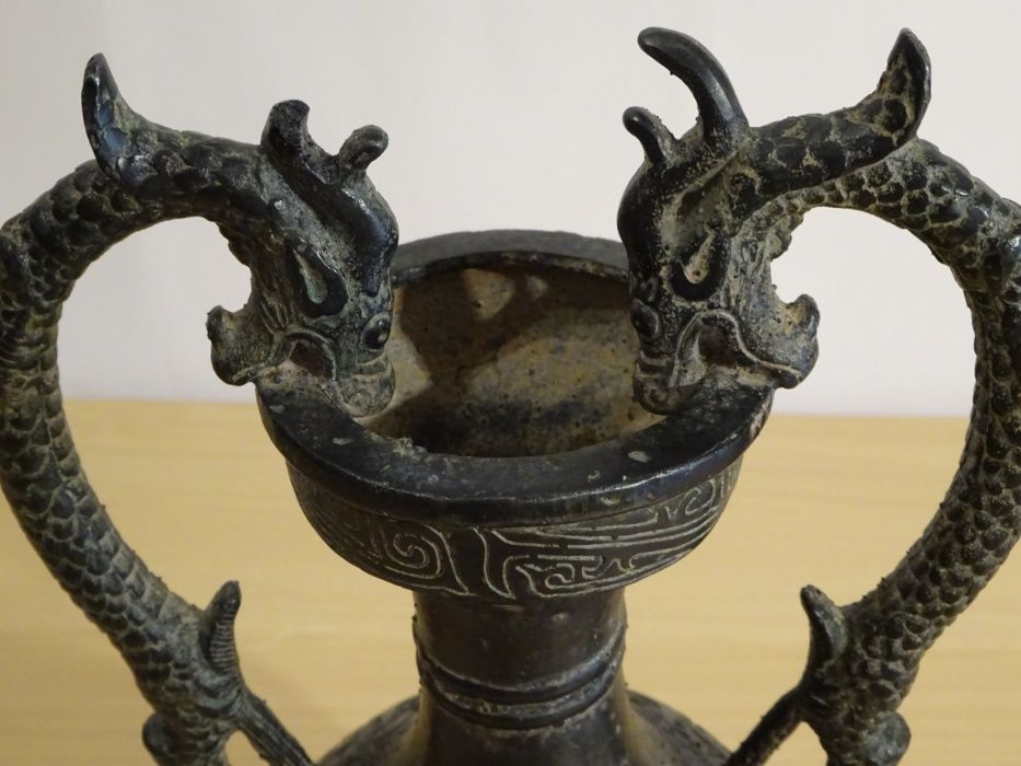Vas vechi din bronz, cu dragoni Chilong, China