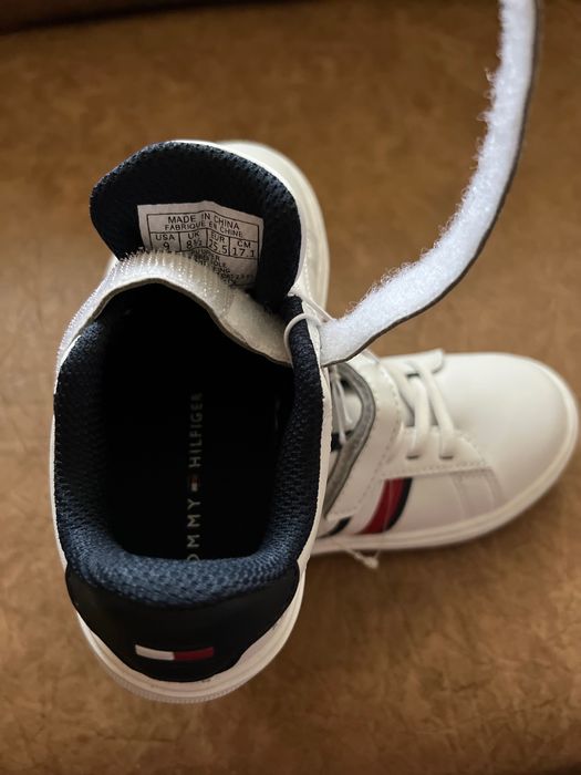 Tenisi Tommy Hilfingher , copii marimea 25 noi, nepurtati! Si curier