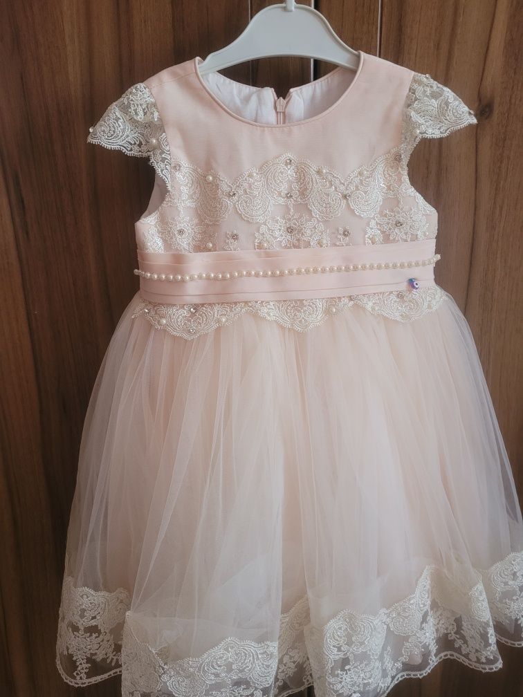 Детское платье нарядное продам с года до трёх лет