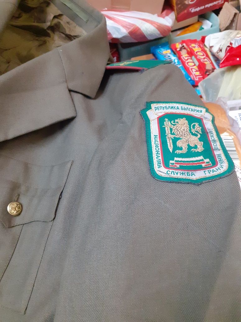 Стара милиционерска риза и милиционерски униформи
