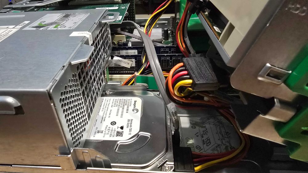 Компютър -  HP rp5700 Small Form Factor (SFF)