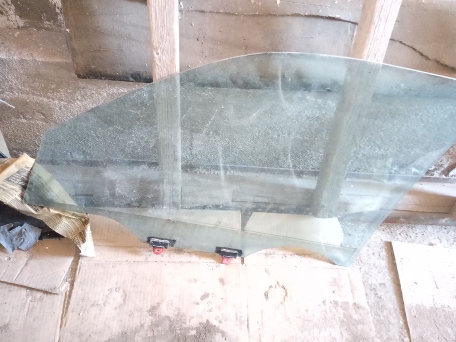 Стекло переднее правое