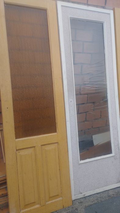 Продам . 3 двери  со стеклом внутри для хоз .нужд  по 3000т