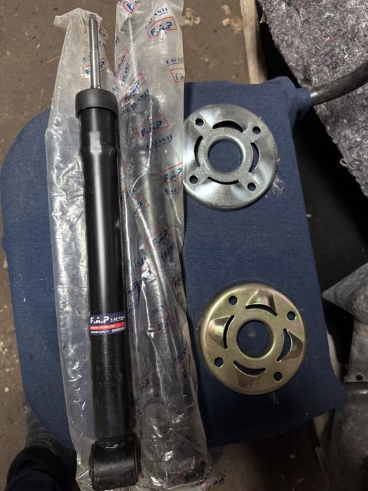 Продам заднее стойки пасат б4