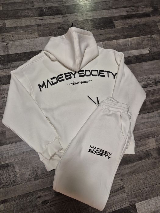 Trening barbat noi cu eticheta