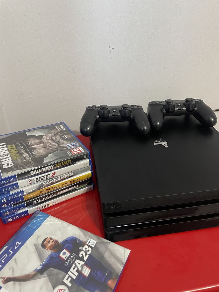 Ps4 cu 2 manete si 7 jocuri