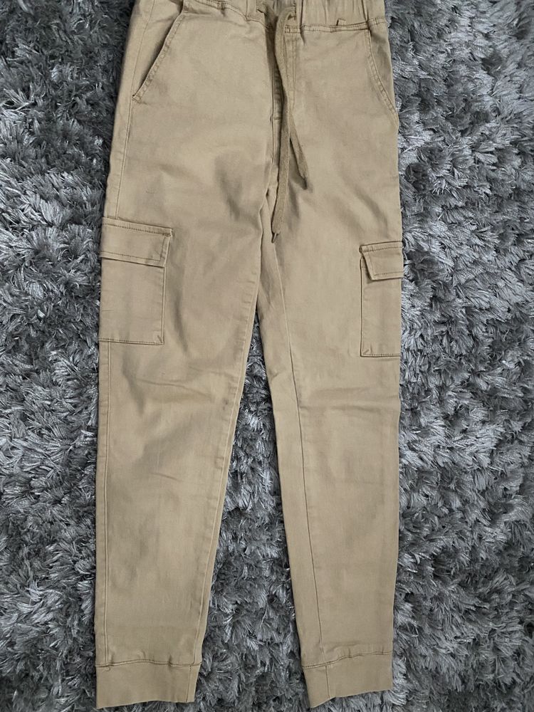 Pantaloni cargo negri si crem