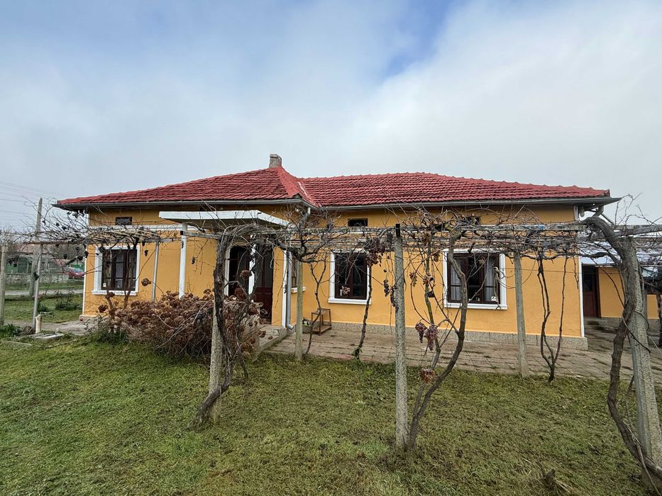 Ремонтирана къща 203кв.м с гараж и 4 спални на 37км от морският бряг