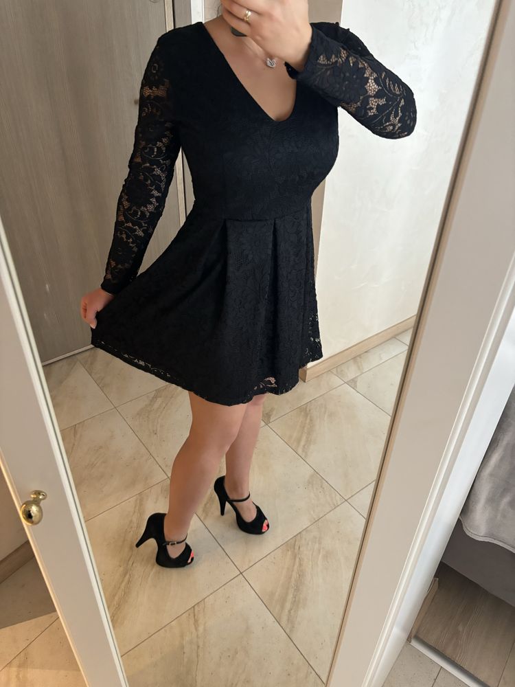 Черна рокля с дантела