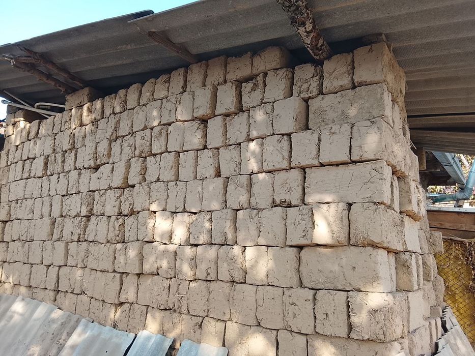 Hom gisht kotasdan uyda quyilgan